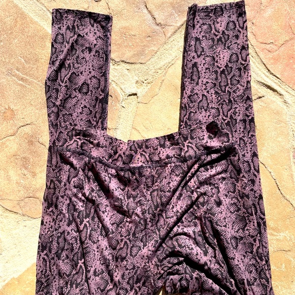 Soma, Black & Taupe, Snakeskin design, Leggings, Size M - Picture 2 of 3